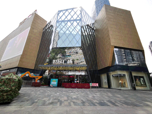 商场内消费者逐渐增多现场观察:得益于周边庞大的居住人群,工作日的世