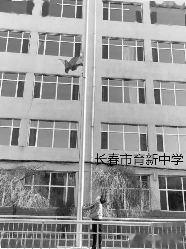 宽城区各学校为新冠肺炎疫情牺牲烈士和逝世同胞下半旗志哀