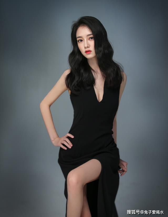 叶可儿穿搭太清新, 雪纺衣配淡蓝裙, 果然还是"初恋脸"_吴亦凡