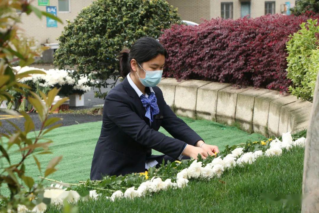 清明云祭扫有人签70年合同请25岁姑娘代客祭奠