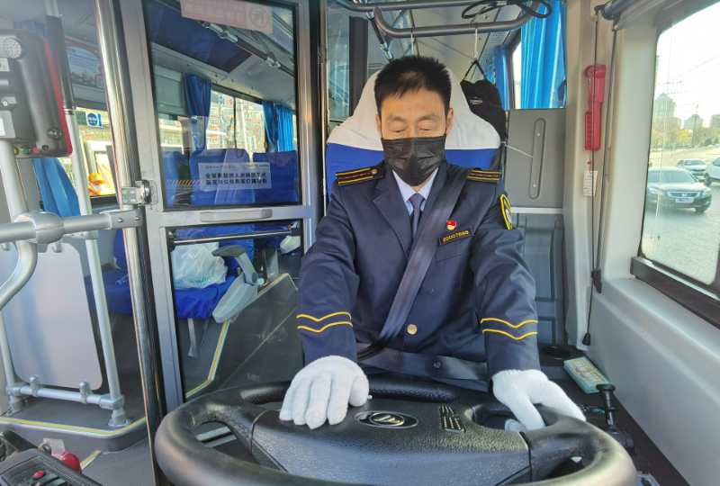 北京公交车停驶鸣笛致哀驾驶员手捧千纸鹤肃立