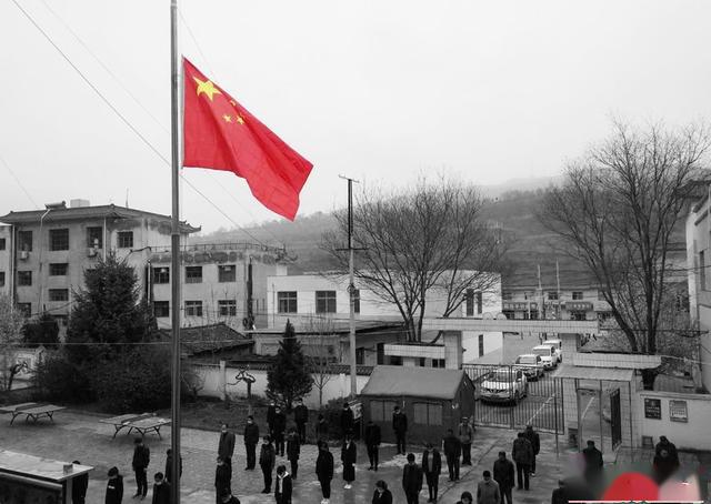 在此期间,全国和驻外使领馆下半旗志哀