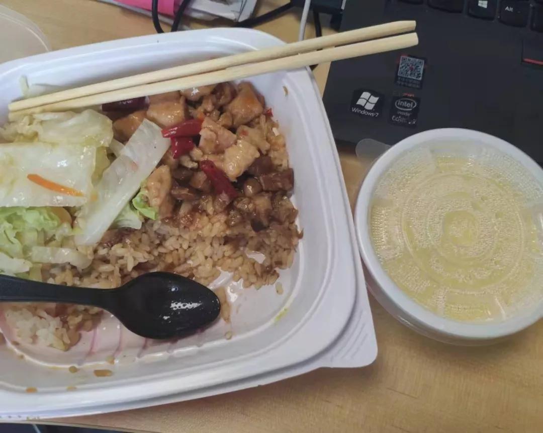 有时候只顾着敲键盘,一盒饭能吃2小时.有时是简单的饼 粥.