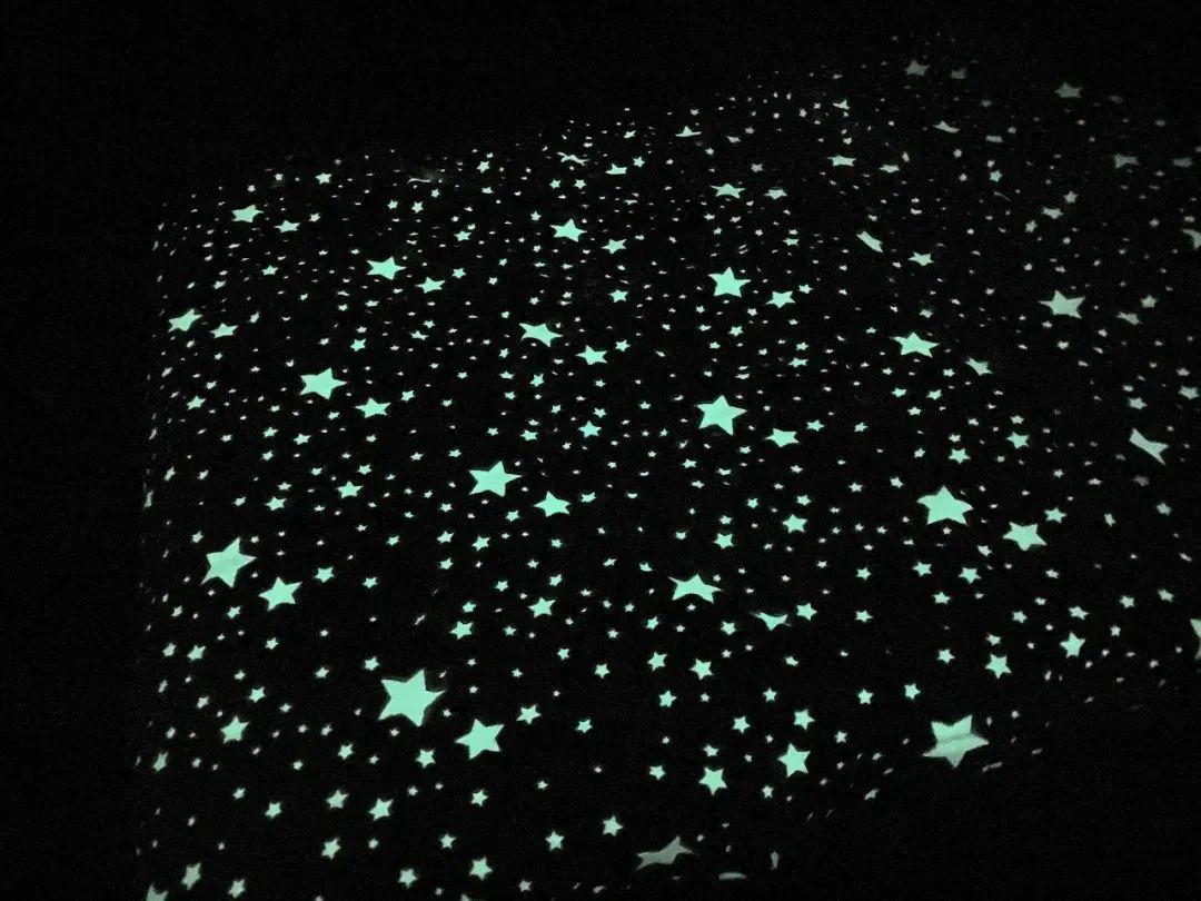 把星空盖在身上照射10分钟发光3小时的法兰绒毯不含荧光剂超舒服