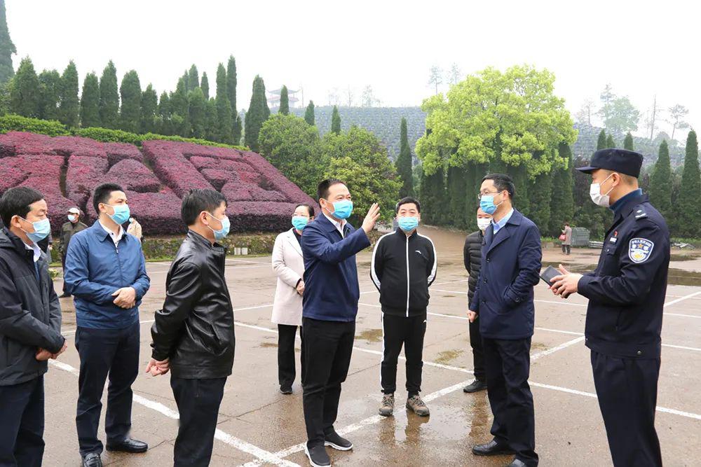 市政府秘书长郑彦芳随同,区委书记潘表光,区委副书记,区长胡心田,副