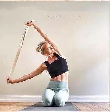 双手背后扣不上牛面式做不了练完这组动作再试试