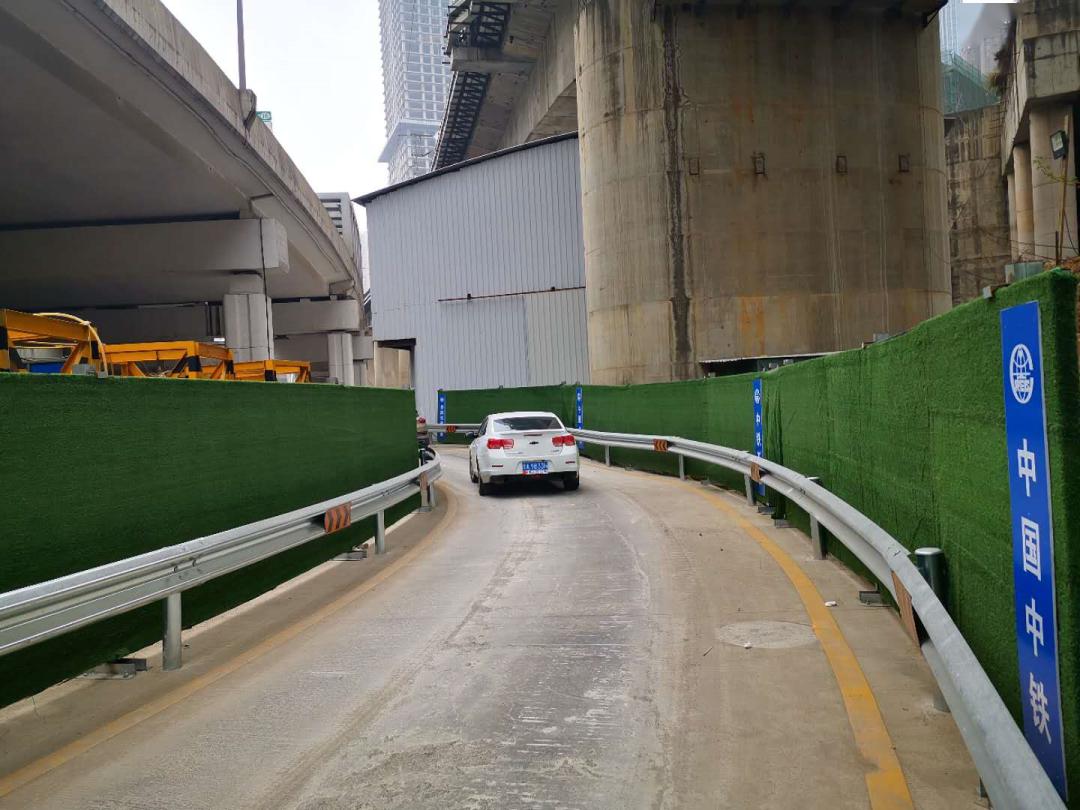 五里冲路出城向施工路段增设一条临时车道这类车可以通行