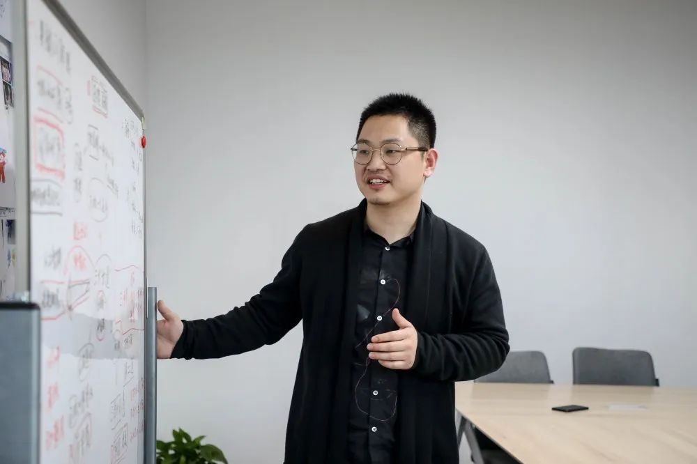 "杭州西湖生态,人文结合的景观举世罕有,京杭大运河联结着长江和钱塘