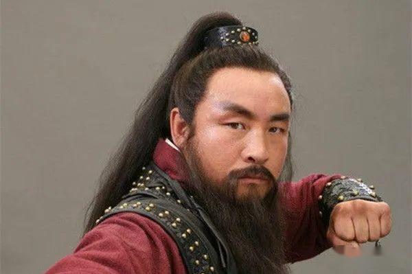 意见是前往富庶的华阴县抢劫,而杨春则认为前往贫困的蒲城县更为妥当