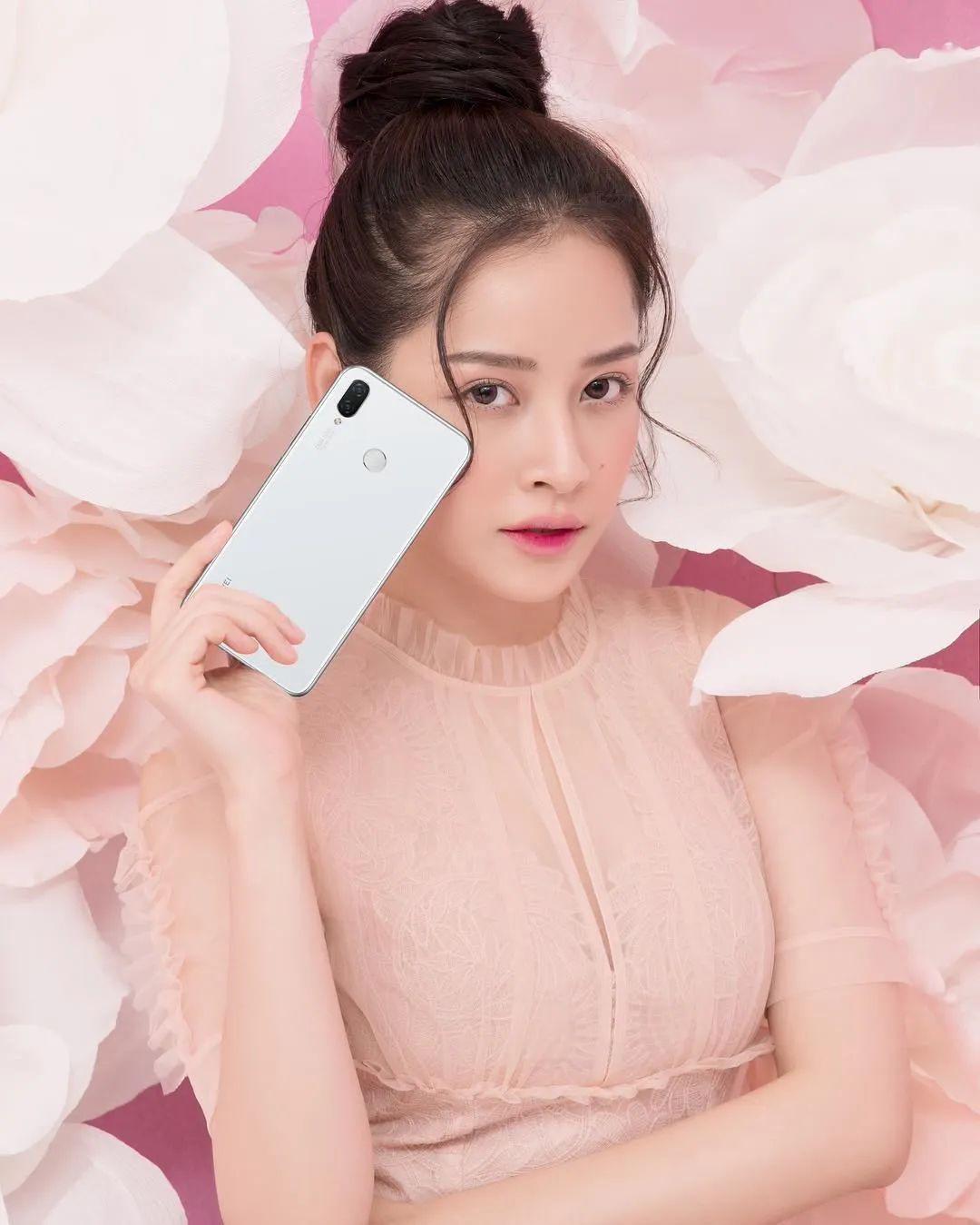 华为新晋女神级代言人性感如柳岩惹火的可不只是身材