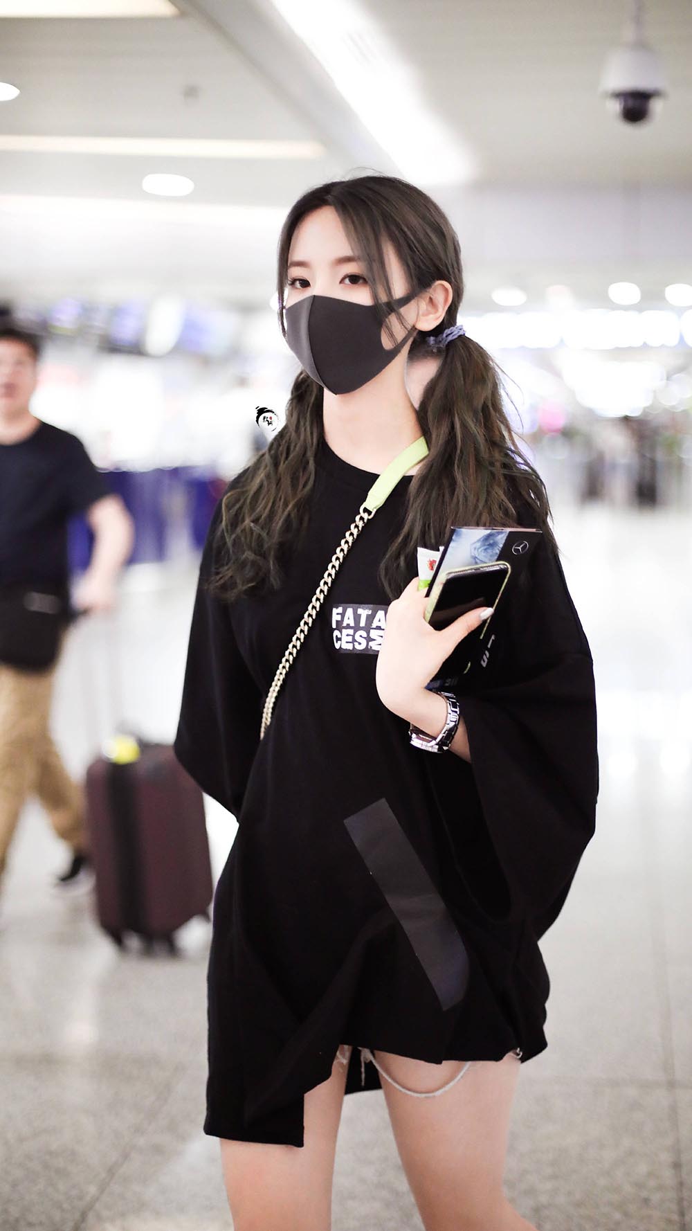 杨超越也有淡黄的长裙碎花款式活力满满搭配麻花辫太清纯了