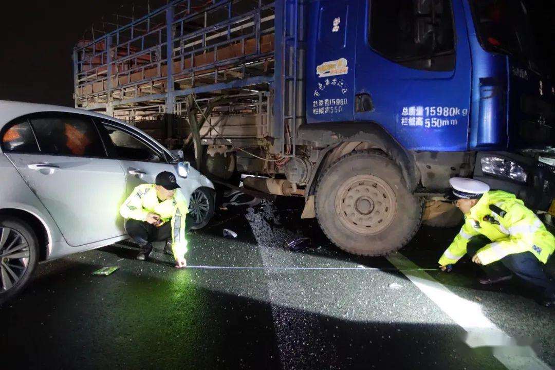 广昆高速平果西出口路段7车连环碰撞致1人死亡3人受伤