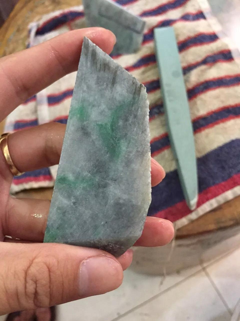 从缅商手里花6000买的翡翠原石切开后眼都直了