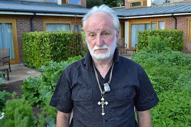 他家后院挖出两堆骸骨,或与失踪女孩有关_肯尼斯·沃德