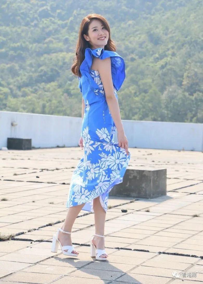 邓佩仪靠父母倒贴自责不孝