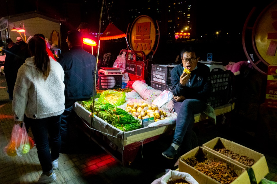 酒泉月光便民夜市夜幕下的烟火气