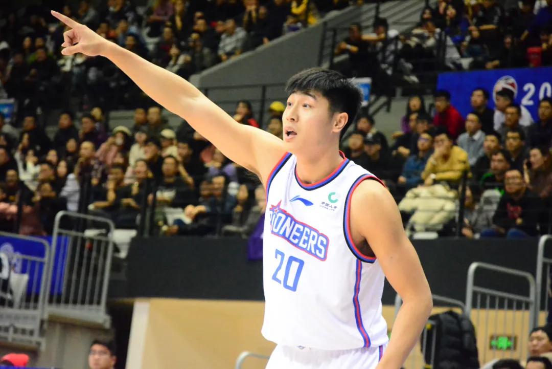 成功从来不是一蹴而就天津荣钢先行者走出来的cba新星何思雨