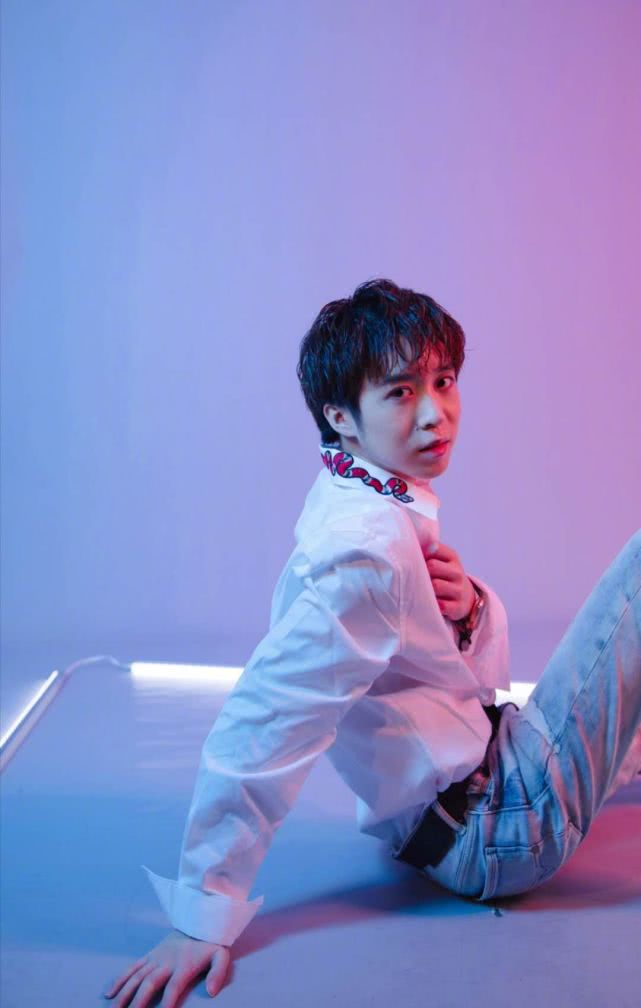 嗨氏放出十八岁照片帅气之中更显青涩网友妥妥的小鲜肉