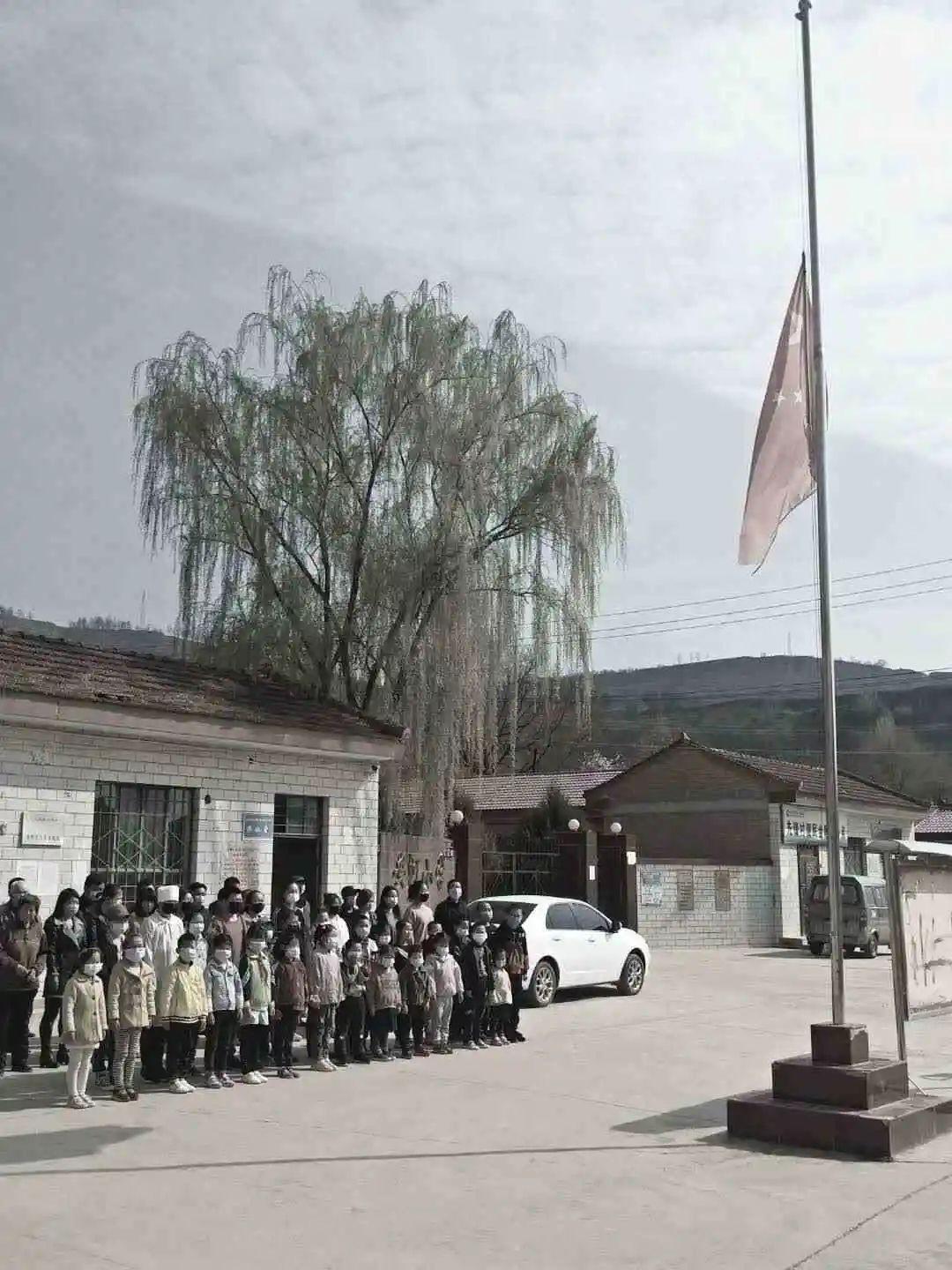 长庆桥镇人民政府深切悼念新冠肺炎疫情牺牲烈士和逝世同胞