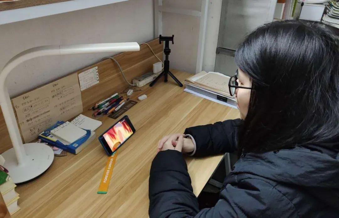 缅怀革命先烈致敬时代英雄二师附中团委组织团员观看清明主题团课
