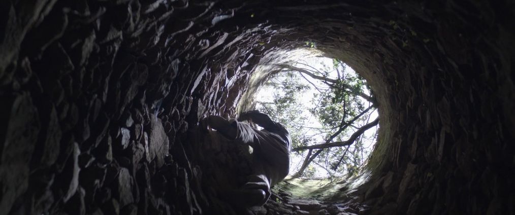 因为参与了内战逃亡,躲在井下的他目睹了两个同伴中枪身亡而深感恐惧