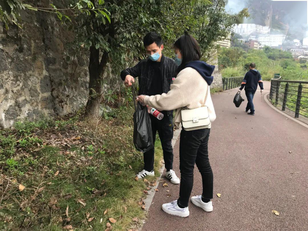 绿色行动茅台机场小蚂蚁班组保护青山绿水只留翠色不留痕