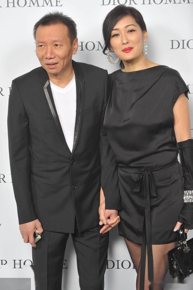 53岁孟广美一直就这么漂亮 她老公有点瘦了