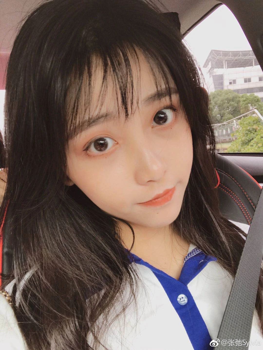 校服look很清纯品品妹妹的糖分自拍黑白滤镜下的她更多了种韵味这组