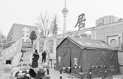 北上广继续严格小区封闭管理记者亲历北京小区无出入证不许入内