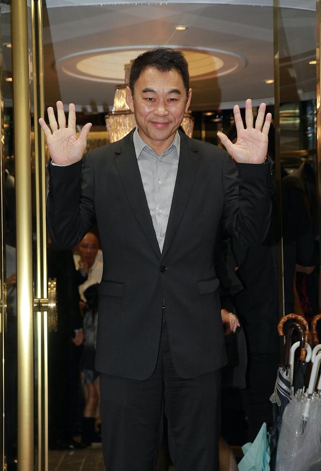 原创59岁tvb绿叶戴志伟瞒妻牵手女同事后首度露脸情绪激动当街报警