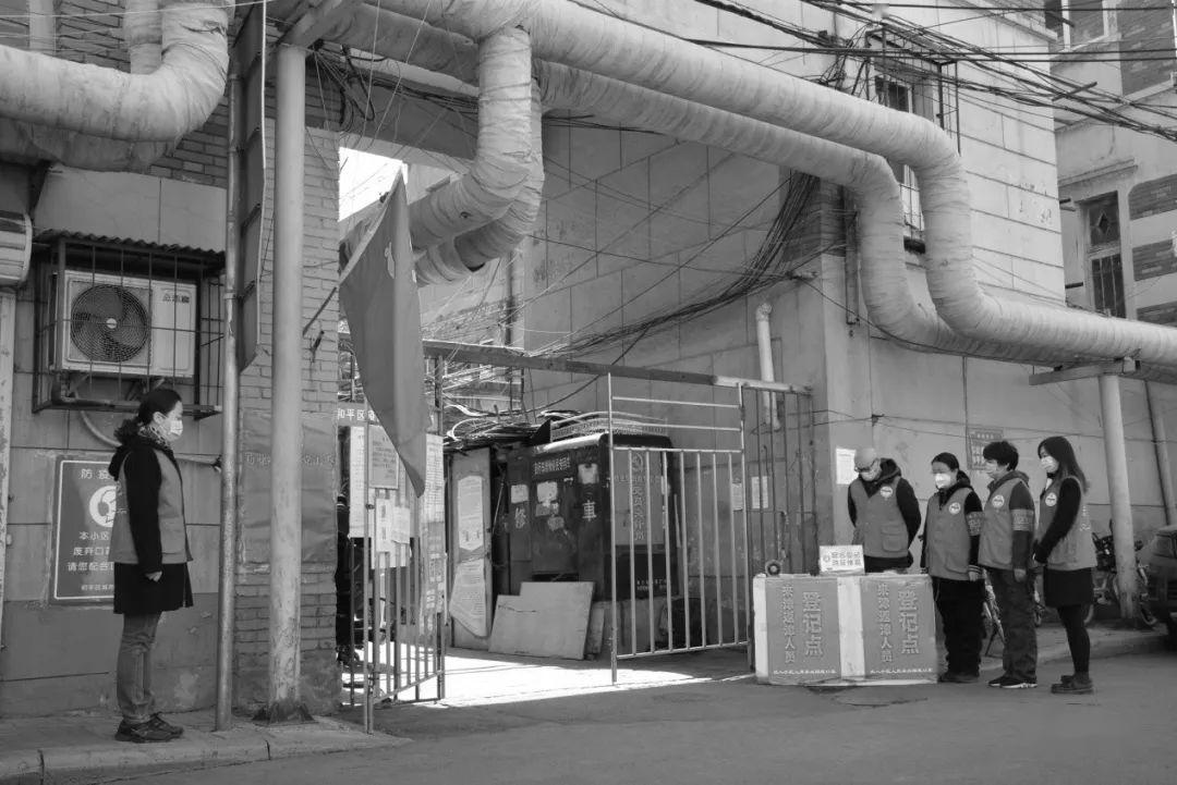 车辆停车鸣笛执勤人员脱帽路人停下脚步……今天10点钟的天津全市默哀