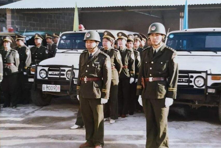 原创中国的90年代,穿皮衣夹着包,为何成了公安干警的标配?