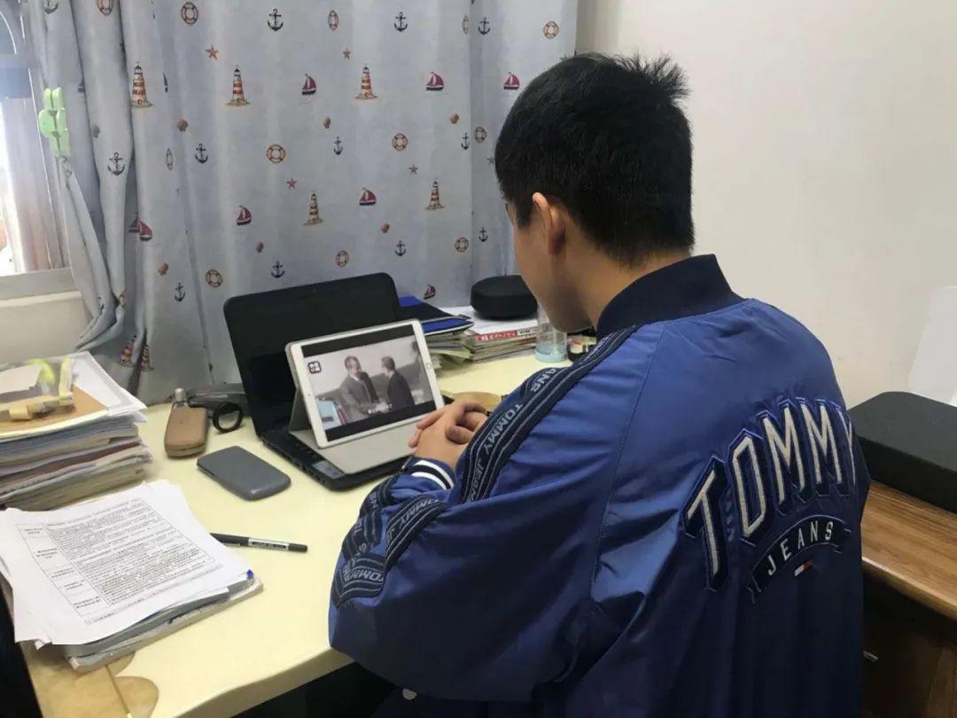 缅怀革命先烈致敬时代英雄二师附中团委组织团员观看清明主题团课