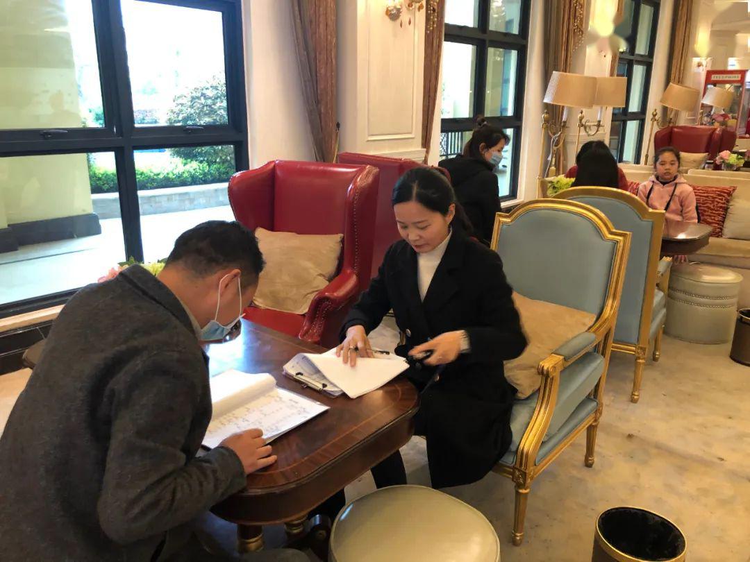 修炼自己,坚持打好基础,遇到不懂的就向前辈们请教,前辈谈客户的时候