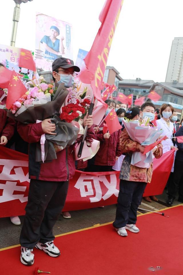 归来致敬汉中抗疫凯旋的白衣战士