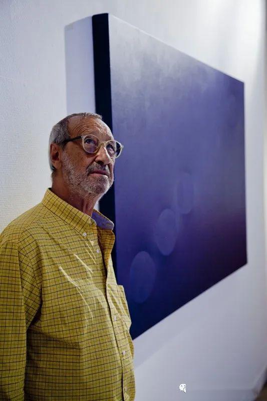 1965年,西梅蒂是年轻一代意大利艺术家的一员,他们在卢西奥·丰塔纳