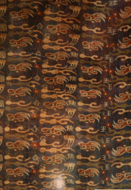 层次分明,色彩丰富,采用了藏蓝,绛,白,黄,绿等色,纹样有舞人,茱萸纹