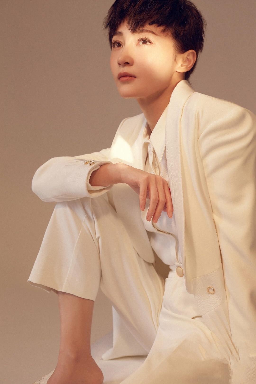 原创姚笛厉害了西装套装衬托得温婉柔美与酷炫洒脱的感觉魅力十足