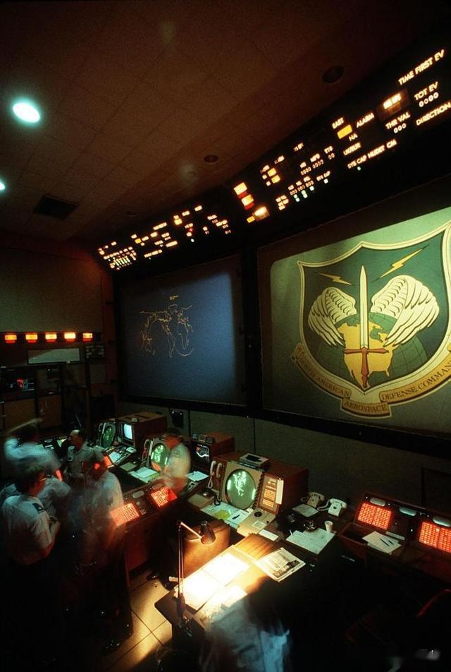 美军核心军事人员进入夏延山核掩体钢筋混凝土大门厚达2米