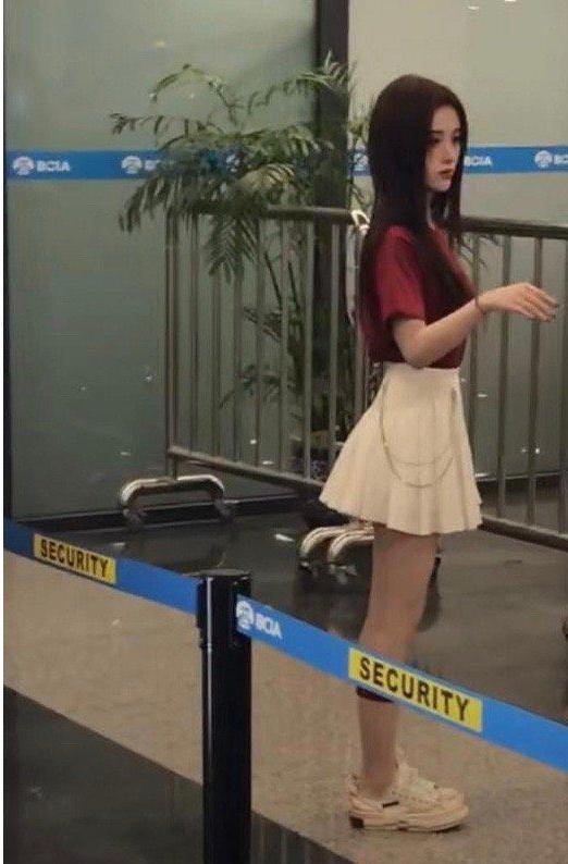 鞠婧祎76斤我信了裙子丝带绑得这么紧还直往下掉