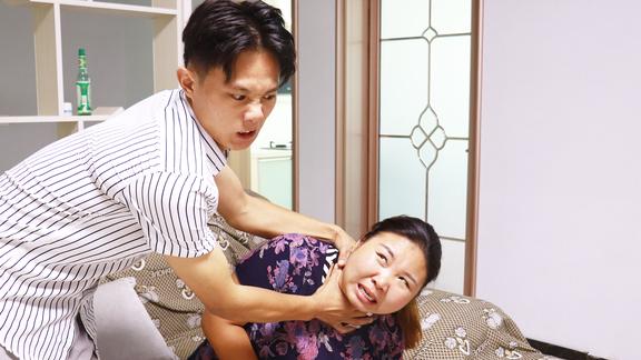 妻子拿丈夫钱为母亲治病差点被丈夫掐死三年后妻子成为董事长