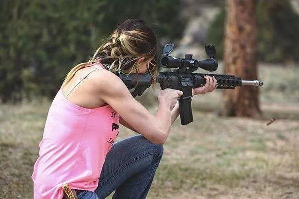 军武世界女人爱上枪以后发现原来女人们拿了枪也是很霸气