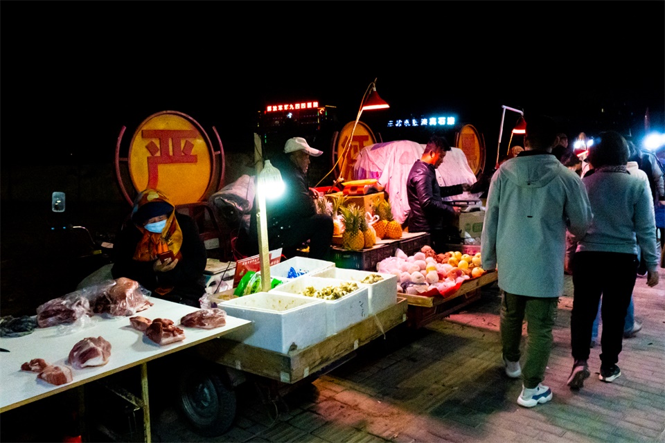 酒泉月光便民夜市夜幕下的烟火气