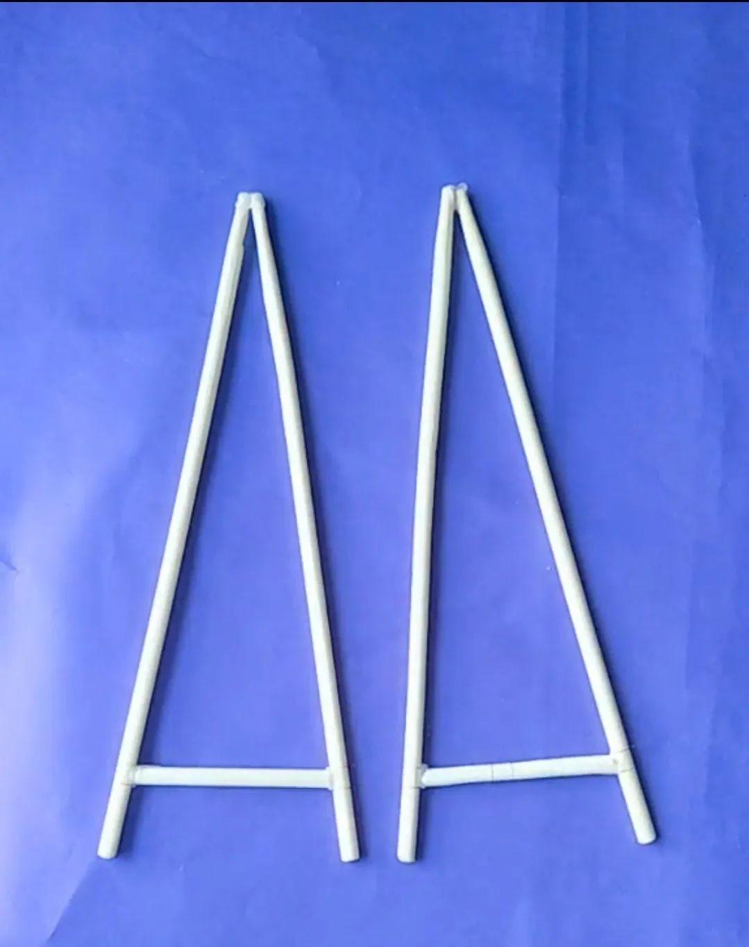 准备5双一次性筷子,如图做出两个a字形,并用筷子连接.