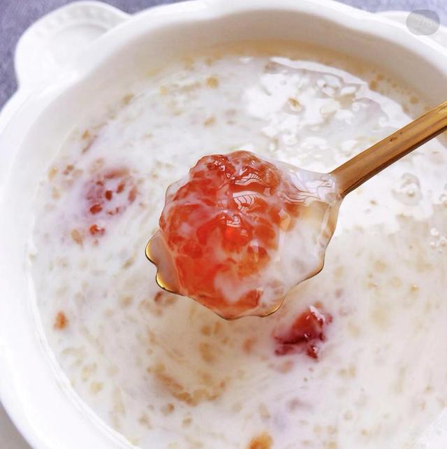 女生爱喝的桃胶银耳炖牛奶,常喝对皮肤好哦