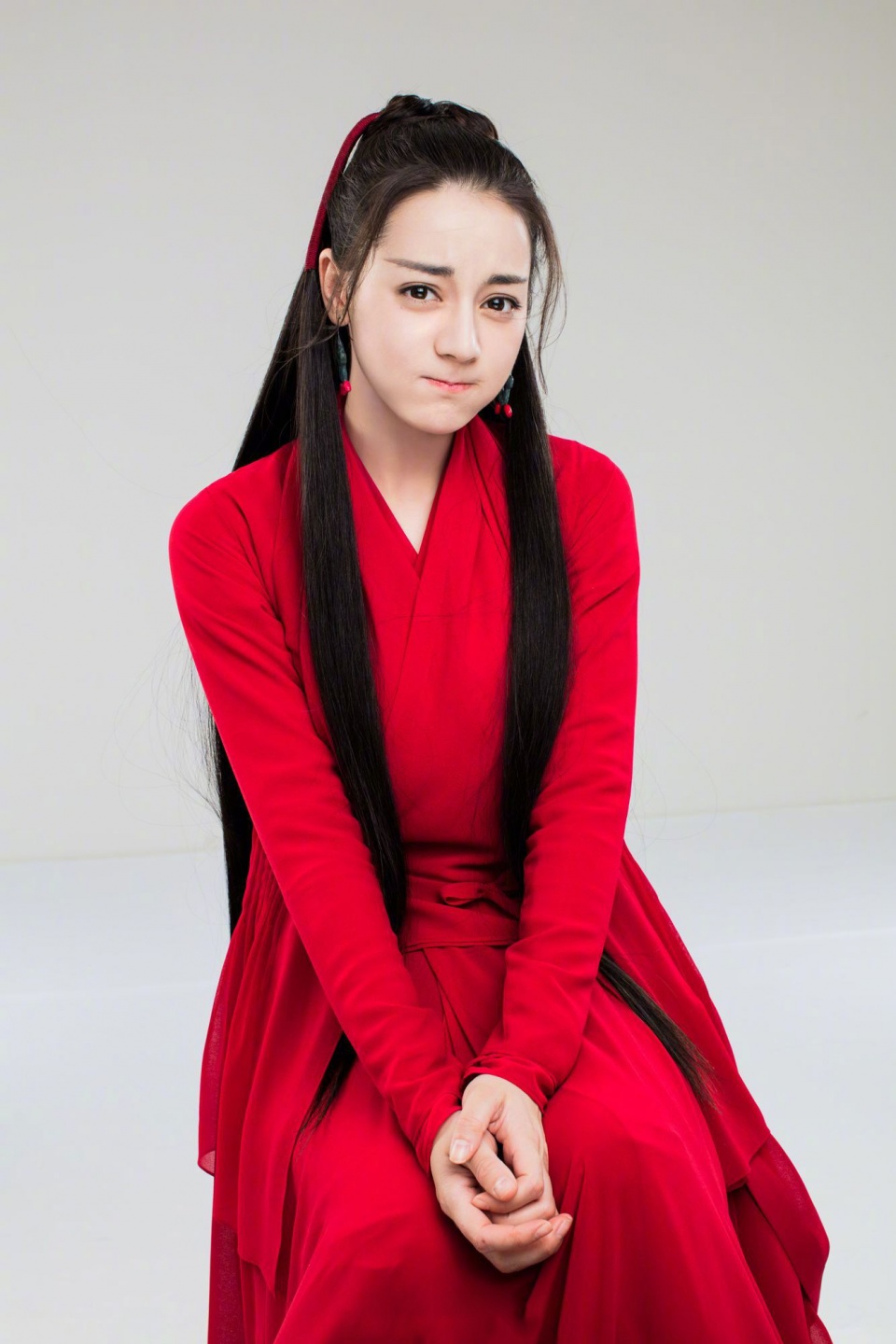 迪丽热巴身穿红色长裙红衣似火狡黠明艳治愈系笑容让人融化