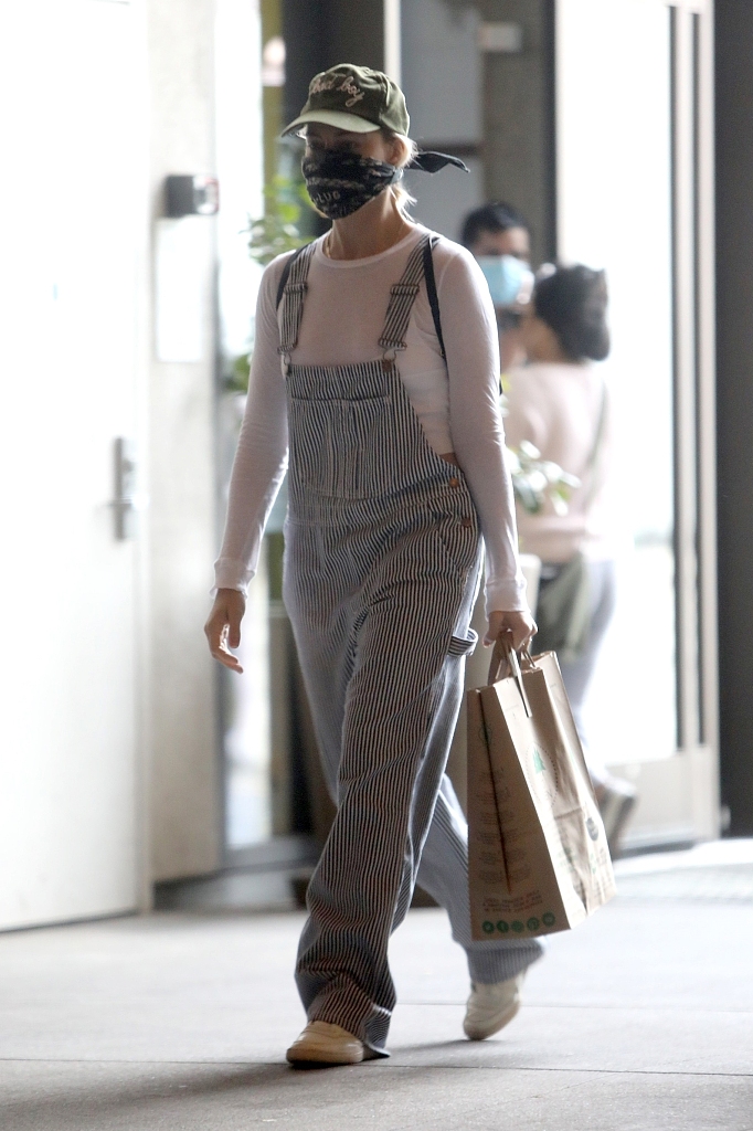 "小丑女"玛格特·罗现身超市 头巾蒙面代替口罩