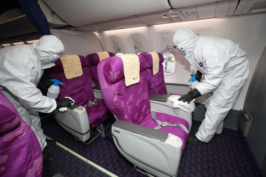 孙刚 摄落地关舱门消毒半小时下午1点左右,在青岛流亭机场,山航一架