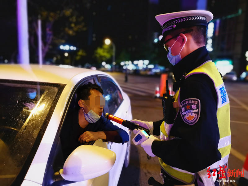 一手测温枪,一手快检棒……疫情期间原来这样查酒驾_检测