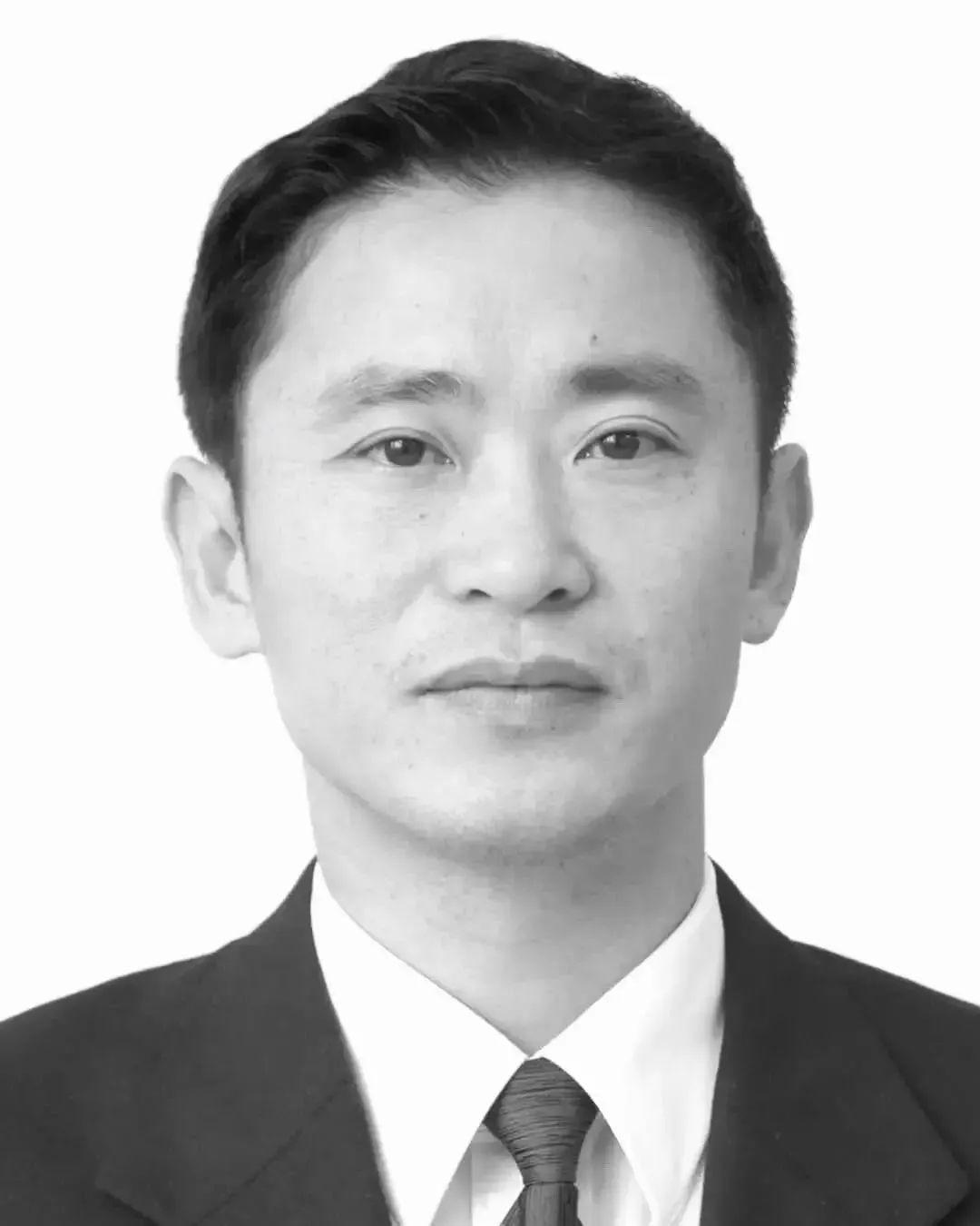 当晚11时许因突发脑干出血,他陷入昏迷再也没有醒过来,直至4月6日